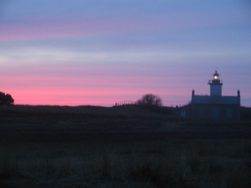 le phare de la pointe d'agon
se beau phare vient de la pointe d'agon 
dériére un ciel rose
