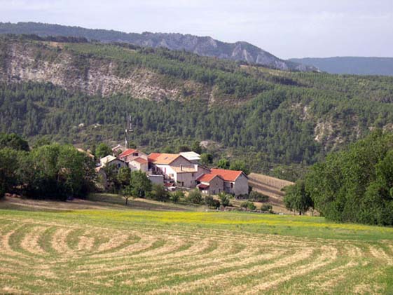 Rossas, hameau perdu entre Drôme et Hautes Alpes
Rossas, magnifique petit hameau perdu entre Drôme et Hautes Alpes.
Mots-clés: Rossas