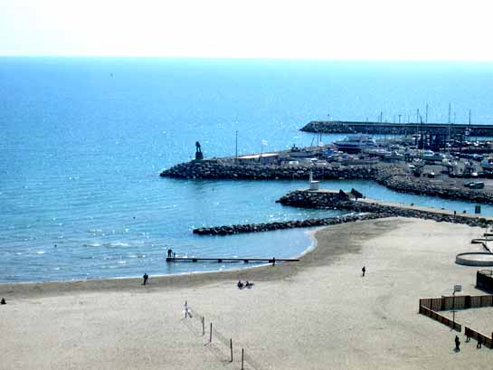 L'entrée du port de Palavas les Flots
L'entrée du port à Palavas les Flots, photo prise du restaurant panoramique. On distingue au long la nouvelle statue qui représente un pêcheur retirant ses filets.
Mots-clés: Palavas-les-flots port