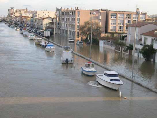 Bateaux sur route - Inondations 12/2003
 Palavas les Flots
Mots-clés: Palavas-les-flots inondations