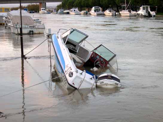 A la dérive :: Palavas les Flots - Inondations
Mots-clés: Palavas inondations