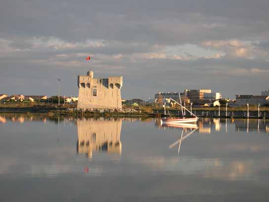 Le château de la Redoute à Palavas les flots
Le château de la Redoute à Palavas les Flots, anciennement situé dans le château d'eau, a été démonté pierre par pierre et reconstruit au milieu de l'étang. Il abrite le Musée Dubout.
Mots-clés: Palavas-les-flots redoute musée Debout