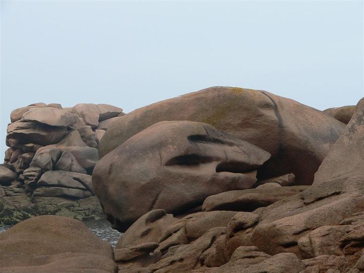 Côte de granit rose :: lave d'ancien volcan
septembre 2006
sculpture....la lave d'ancien volcan n'ayant pu se libérer au moment de l'eruption, s'est solidifiée en nous offrant ces superbes roches roses qui font la splendeur de cette côte.
Mots-clés: Ploumanach