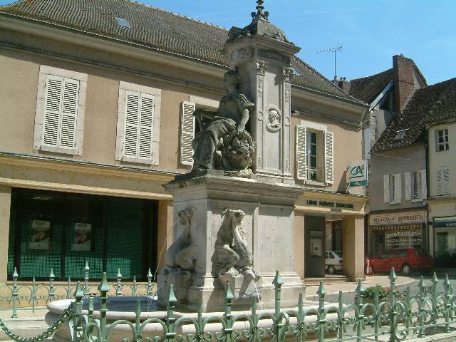 FONTAINE VILLENEUVE SUR YONNE
PRES DE L EGLISE NOTRE DAME
Mots-clés: Villeneuve-sur-Yonne