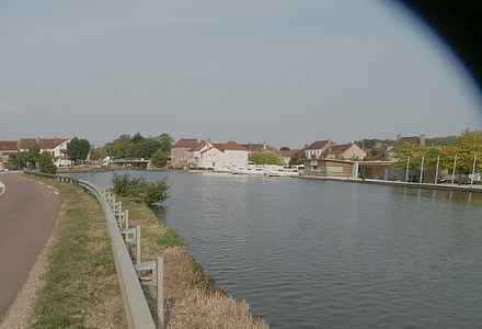 port fluvial st leger sur dheune saone et loire
port fluvial  sur le canal du centre .situe entreles canaux de la loire et la saone c'est une etape pour visiter la bourgogne
Mots-clés: saint-leger-sur-dheune 71