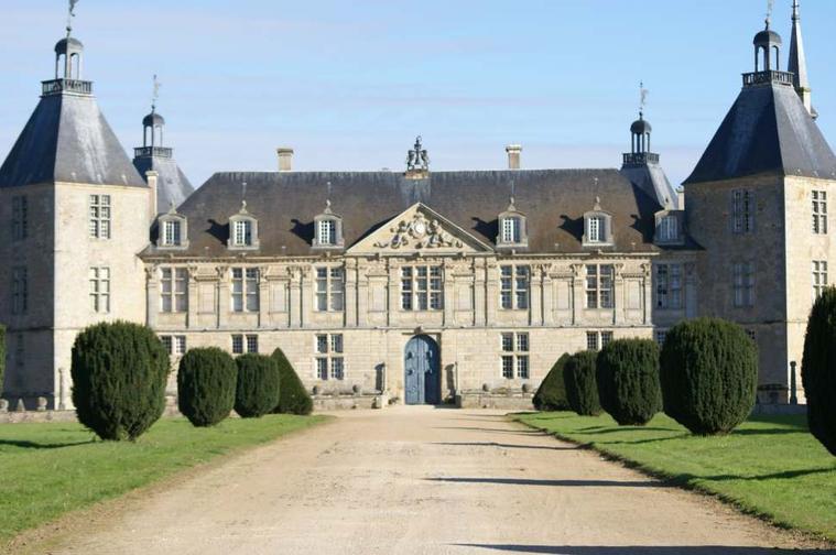 chateau de Sully
magnifique chateau renaissance entouré de douves bati au 12éme siecle a sully entre autun et epinac
Mots-clés: chateau renaissance douve