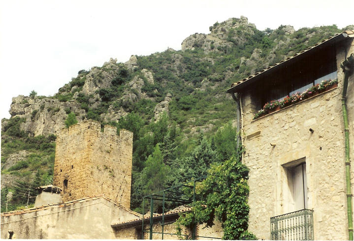 Tour carré à saint guilhem le désert
parmi les 100 plus beaux villages de france
Mots-clés: Saint-Guilhem-le-désert