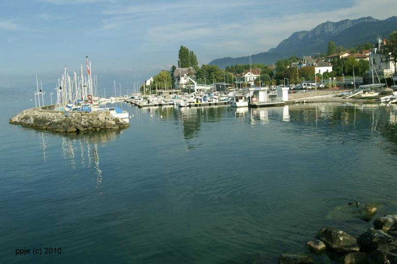 Evian et son port pour les touristes
le port pour touristes à évian 
