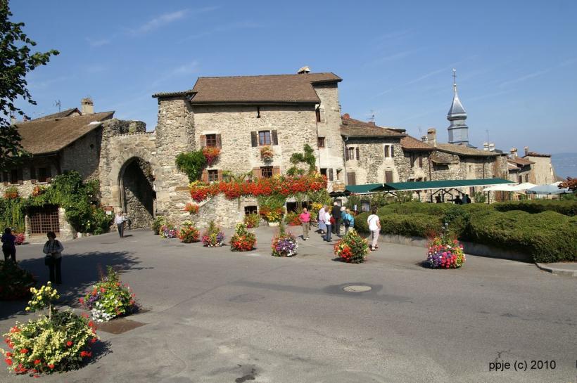 Entrée fleurie du village d'Yvoire 
entrée du magnifique village d'Yvoire
