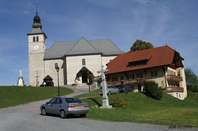 Mont Saxonnex, église et presbytère
le presbytère ressemble plus à un hôtel accolé à une église 
