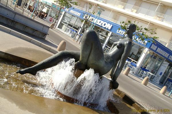 Le bain de siège :: Saint-Jean-de-Monts
vous verrez avec beaucoup de chance cette statue prendre son bain de siège  à st jean de monts
Mots-clés: Saint-Jean-de-Monts