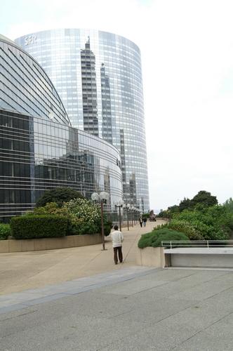 Contre-allée et reflets à la Défense
une des contres allées qui part de l'esplanade 
Mots-clés: La-Défense