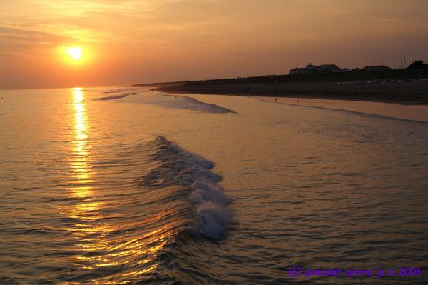 Coucher de soleil sur la barre de monts
les couleurs du couchant se marient  bien avec les vagues
Mots-clés: Barre-de-Monts