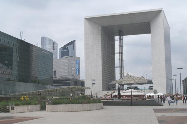 les iris de l'arche
un parterre d'iris sur l'esplanade de la défense face à l'arche  
