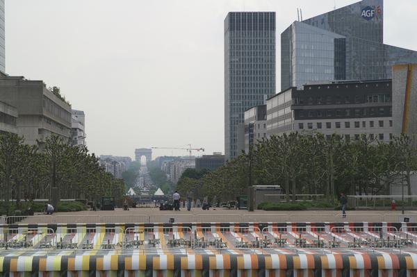 l'arc de triomphe vu de la défense
