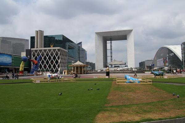 Pelouse face à l'arche de la défense
la pelouse de la défense face à l'arche 
Mots-clés: La-Défense