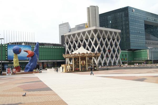 Manège place de l'esplanade à La Défense
sur un fond d'immeubles il parait bien petit ce manège
Mots-clés: La-Défense