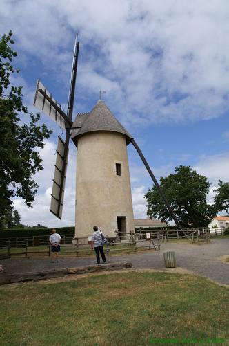 Le moulin des gourments :: Saint-Reverend
Ce moulin encore en activité à st-révérend se visite sur trois étages où l'on voit le blé se transformer en farine.
Mots-clés: Saint-Reverend