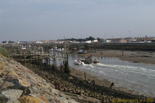 Port du Bec : rentrée au port à marée basse
accompagné d'une barge ce petit bateau rentre au port du bec à marée basse  qui découvre les pilotis
Mots-clés: port-du-bec
