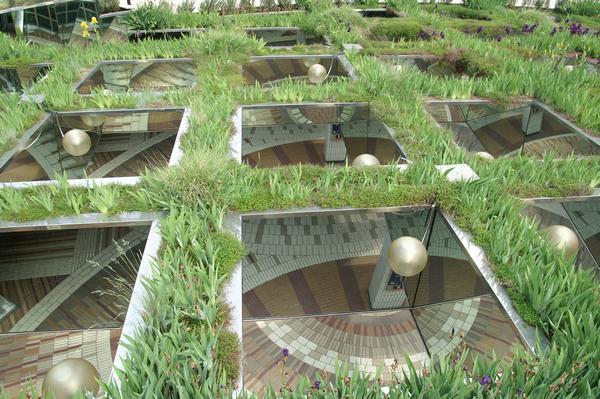 Mosaique de la Défense
sous le parterre d'iris se trouve une mosaique extraordinaire due au différents positionnements et renvoi de miroirs à miroirs 
Mots-clés: La-Défense