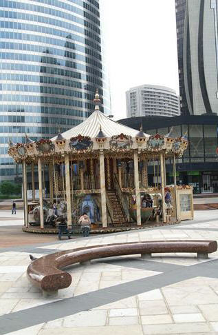 les ronds de la défense
les immeubles , le manège , le banc en demi-cercle  s'harmonise dans ce paysage de la défense
