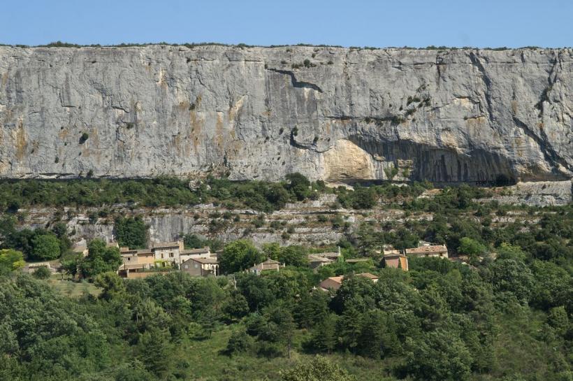 le LUBERON
village situé au pied d'une barre rocheuse
