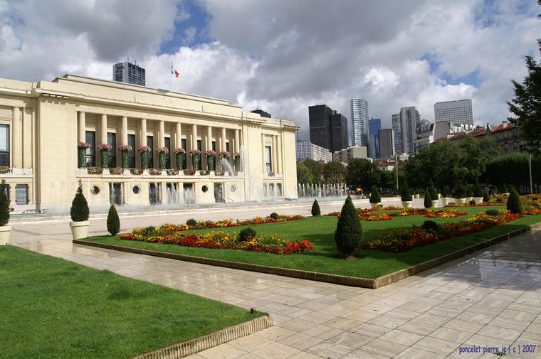 Place de la mairie Puteaux
place de la mairie avec vue sur les tours de la défense
Mots-clés: Puteaux