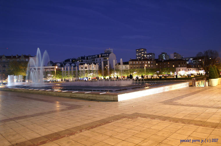 Plan d'eau et place de la mairie Puteaux
le plan d'eau et la place de la mairie lorsque tombe la nuit
Mots-clés: Puteaux
