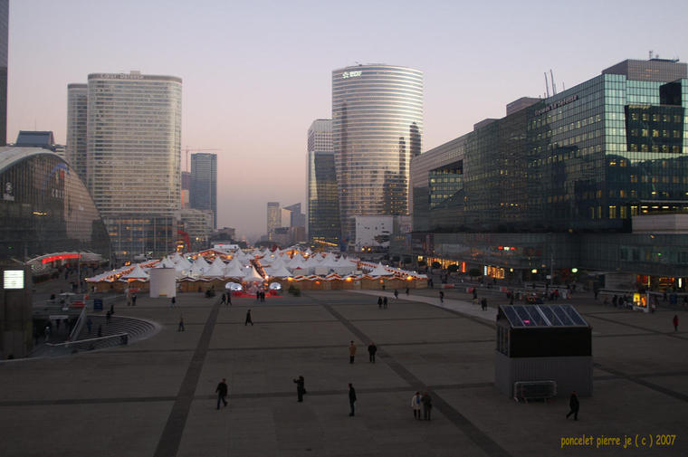 marché de noêl
vue du marché de noêl sur le parvis de la défense depuis la grande arche

