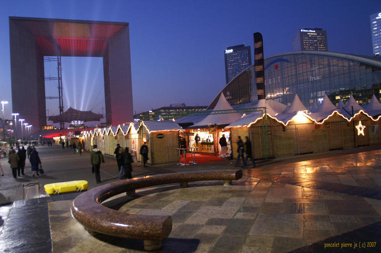 noêl à la défense
marché de noêl  de la défense avec l'arche illuminé de couleur changeante et traversé par quatre rayons lumineux
