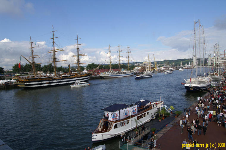 Vue sur l'Armada à Rouen
L'armada à ROUEN le 13 juillet  2008 avec l'américo vespuci
