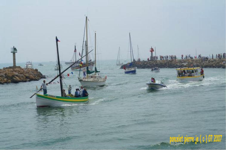 Le retour de st pierre au port
le retour de st pierre au port dans sa barque de pèche après la bénédiction lors de la fête de la st pierre à valras-plage
Mots-clés: Valras