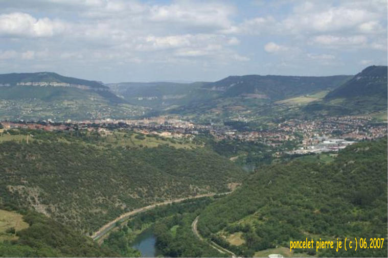 Vue de la ville de millau
tapie dans sa vallée prise depuis le viaduc de millau
Mots-clés: Millau