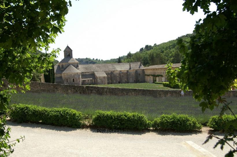 l'ABBAYE NOTRE-DAMEde SENANQUE
lABBAYE est toujours habitée par des moines et se visite l'entrée est payante 
