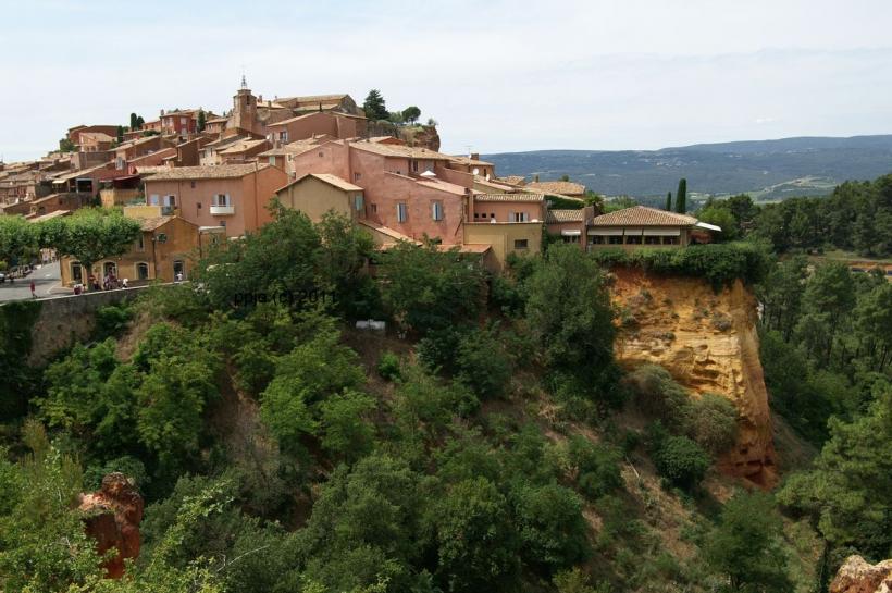  ROUSSILLON 
village perché du LUBERON au couleur d'ocre de toute bauté 

