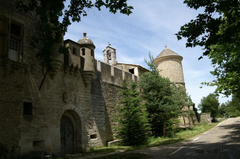 JAVON dans le LUBERON
chateau d'allure féodal rencontré au cour d'une ballade sur une petite route ( il ne se visite pas c'est une proprietée privée)
