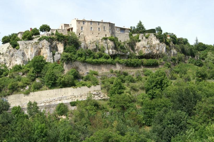 SAULT en VAUCLUSE
maison de SAULT contruite sur le bord des rocher comme beaucoup de village perché
