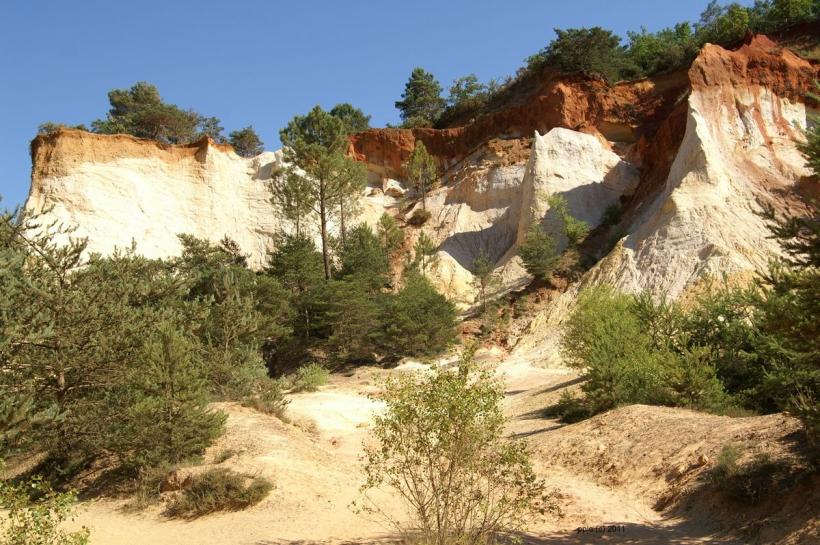 RUSTREL
RUSTREL est surnomé le colorado provençal c'est magnifique à se promener dans les anciennes carrières

