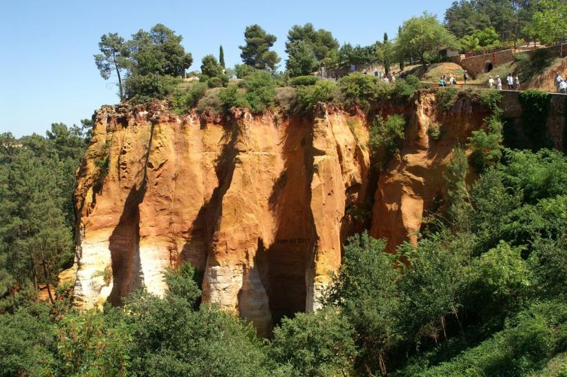 ROUSSILLON
ROUSSILLON est un village aux couleurs ocre à partir de se village sos porrez parcourir le sentier des ocres qui serpente entre d'anciennes carrières  
