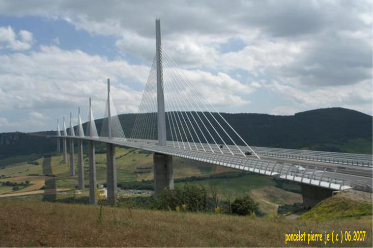 Vue sur le viaduc de Millau
depuis l'aire de repos
Mots-clés: viaduc Millau