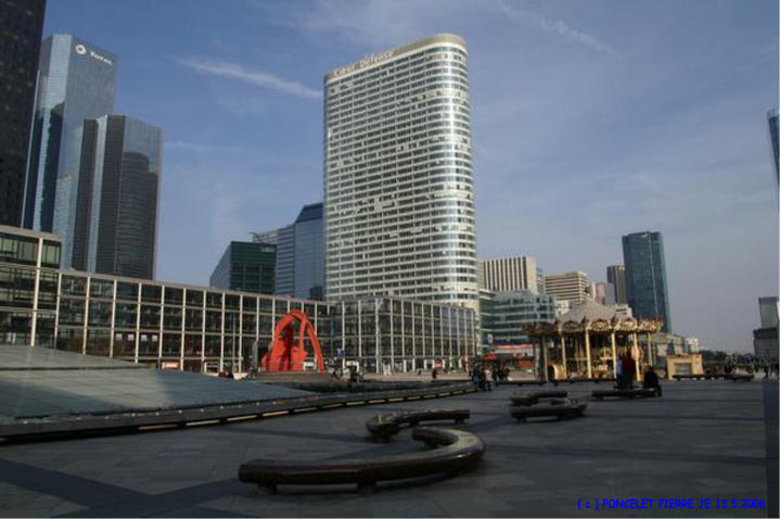 Bancs arrondis esplanade de la défense
les bancs  en demi cercle s'armonise avec l'arrondi des immeubles et du manège
Mots-clés: La-Défense