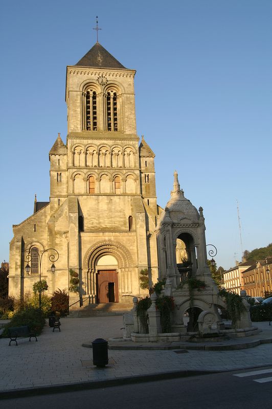 Eglise de Saint-Saens
cette ancienne fontaine dans l'ombre met en valeur l'église éclairée par la lumière du soir
Mots-clés: Saint-Saens