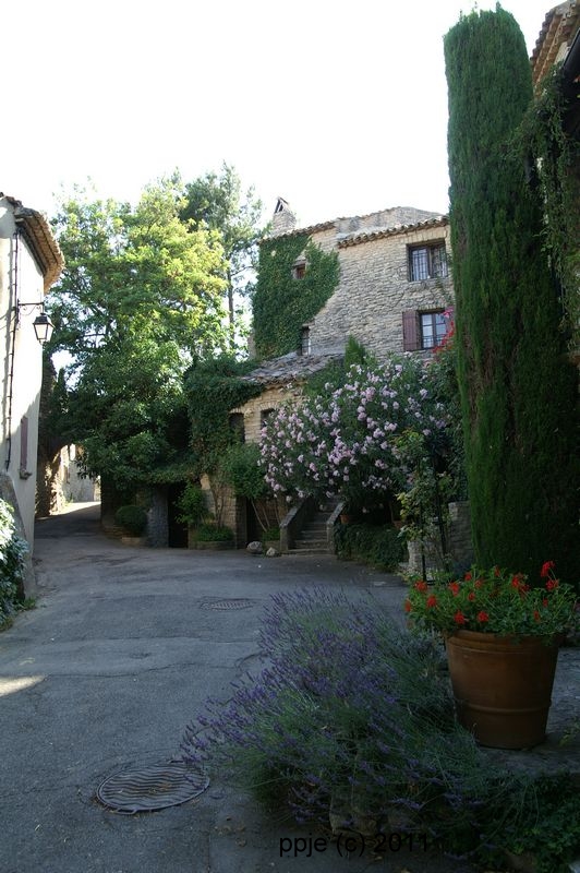 GOULT en LUBERON
maison fleurie dans ce magnifique village 
