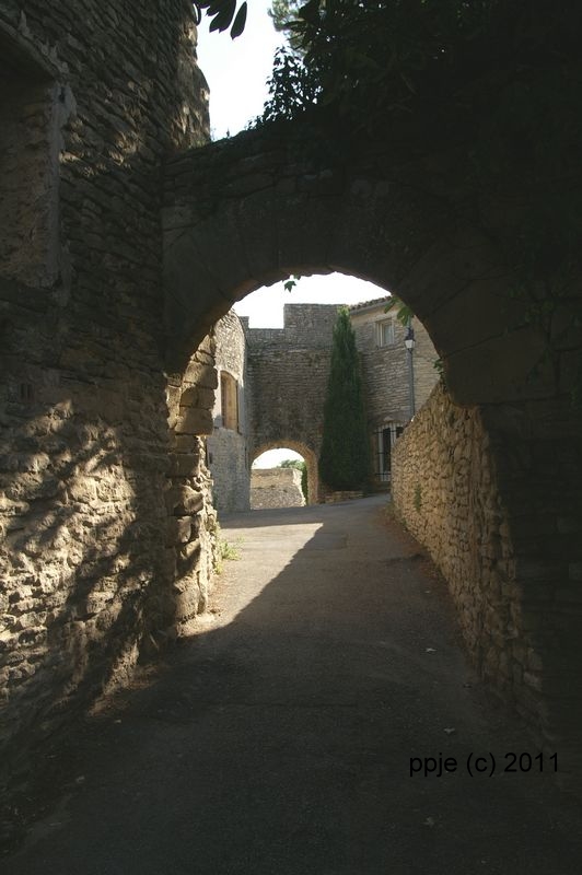 rue médievale de GOULT
en emprintant cette rue médiévale on decouvre le mouklin à vent
