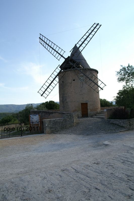 GOULT village perché du LUBERON
moulin à vent que l'on peut admirer en visitant le village
