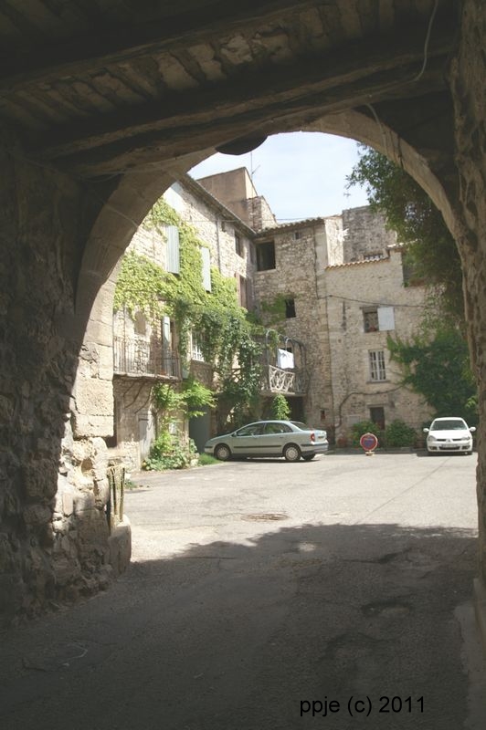passage vouté à SAULT 
passage vouté donnant accès à une petite place 

