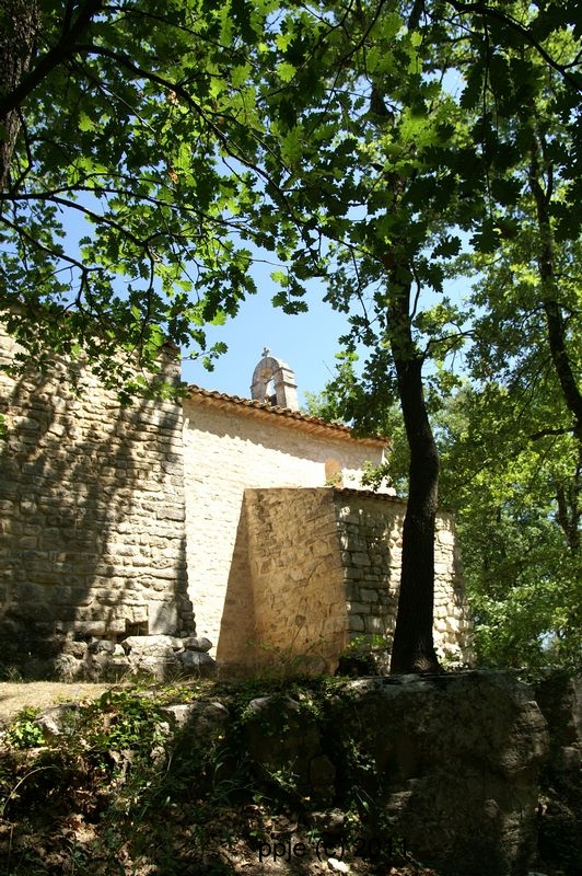 chapelle de ST VERAN   LUBERON
on rencontre cette petite chapelle sur la route départementalmenant à ST VERAN dont vous pourrez lire le descriptif détaillé sur une photo jointe
