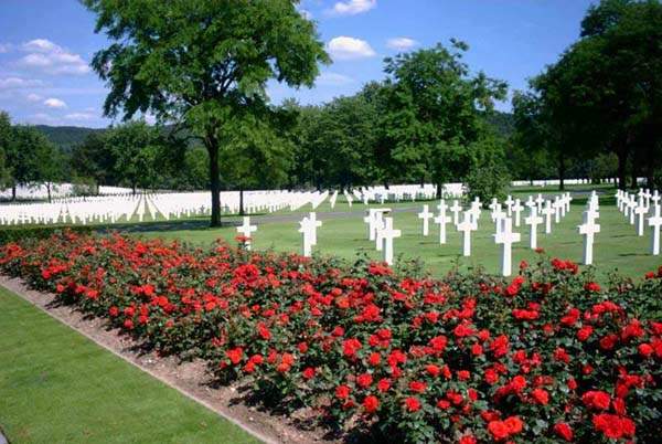 Tombes du cimetière américain de Saint-Avold
Cimetière Américain de Saint-Avold. Le plus grand d'europe, il regroupe 10420 tombes de GI essentiellement tombés aux combats de la bataille de Metz et de l'offensive du Rhin.
Photographie personnelle libre de tous droits.
Mots-clés: Cimetière américain Lafayette-ville Saint-Avold