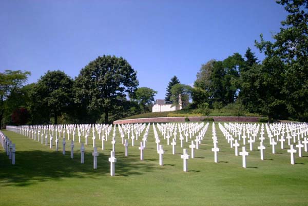 Alignements de croix au cimetière américain de Saint-Avold.
Autre vue du cimetière américain de Saint-Avold où l'on remarque le parfait alignement des tombes quelque soit l'angle du regard.
Photographie personnelle, libre de tous droits.
Mots-clés: cimetière américain Saint-Avold