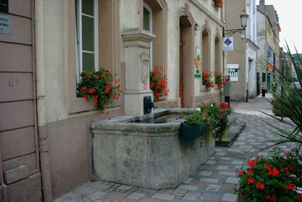 Fontaine rue des Américains :: Saint-Avold
Ancienne fontaine lavoir, rue des Américains à Saint-Avold.
Photographie personnelle, libre de tous droits.
Mots-clés: rue-des-Américains SAINT-AVOLD
